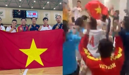 Vỡ òa tấm vé dự World Cup, ĐT Việt Nam hát vang 'Như có Bác Hồ trong ngày vui đại thắng' để ăn mừng