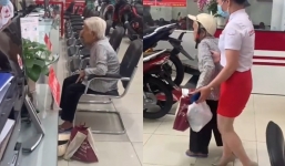 'Dân chơi' đam mê mua xe nhưng không có tiền, để bà cụ 90 tuổi bật khóc khi nhìn thấy số nợ suốt 2 năm qua