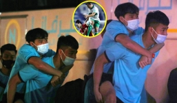 Xót xa cầu thủ Việt Nam cõng nhau lên xe, thầy Park méo mặt vì 2 hung tin liên tiếp ập đến