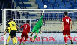 Tấn Trường và màn phản xạ hơn cả người nhện khiến tuyển thủ Malaysia phải há hốc mồm 