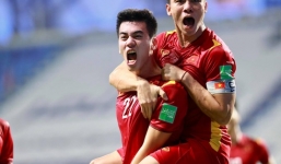 Tiến Linh như từ dưới đất chui lên, đánh đầu tung lưới Malaysia mở tỷ số cho đội tuyển Việt Nam