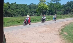 Màn rước dâu mùa dịch: Chú rể đèo cô dâu trên xe máy, quan viên 2 họ có đúng 4 người 