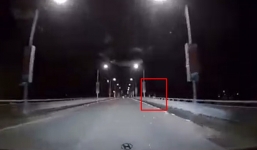 Tài xế giật mình vì màn nhảy cầu giữa đêm, dân mạng đặt ra hàng loạt thuyết âm mưu