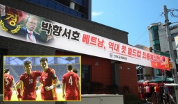 Quê nhà thầy Park treo đầy băng rôn, mừng đội tuyển Việt Nam làm nên kì tích tại vòng loại World Cup