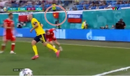 Khoảnh khắc lá cờ Việt Nam tung bay trên khán đài Euro 2021