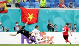 Biến khán đài Euro như SVĐ Mỹ Đình, lá cờ Việt Nam trở thành 'hot trend' được CĐV nước ngoài choáng ngợp