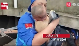 Mưa lũ lịch sử tại Trung Quốc: Em bé 4 tháng tuổi sống sót thần kỳ sau khi bị chôn vùi trong đống đổ nát gần 2 ngày