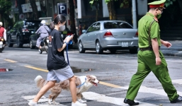 16 mức xử phạt vi phạm phòng chống dịch tại Hà Nội: Ra ngoài không cần thiết, vứt khẩu trang nơi công cộng bị phạt bao nhiêu?