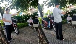 Người đàn ông xé biên bản vi phạm phòng chống dịch, còn lớn tiếng: 'Đừng bao giờ kêu tôi làm từ thiện nữa'