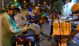 Chú shipper vi phạm quy định ra ngoài sau 18h: Chiến sĩ CSGT có hành động ấm lòng trước hoàn cảnh đáng thương