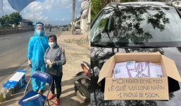 Đã tìm ra danh tính người phụ nữ đi dép tổ ong, cầm xấp tiền 500.000 đồng hỗ trợ bà con hồi hương tránh dịch