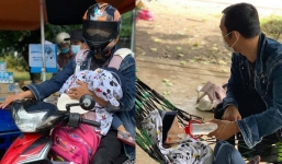 'Gà trống' địu con, một tay cầm lái một tay ôm bé vượt 1.300 km về quê: 'Đứa bé thiếu hơi mẹ nên cứ khóc ngặt suốt'