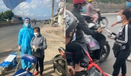 Người phụ nữ cầm xấp tiền 500.000 đồng phát cho người hồi hương về quê: 'Tôi ước có 5 tỷ để cho hết bà con'