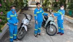 Nữ công nhân bị kẻ gian trấn lột chiếc xe máy nhận 5 niềm vui cùng một lúc, lập tức có hành động đầy cảm phục