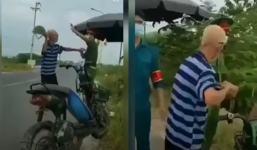 Cụ ông U90 ngang nhiên gây rối tại chốt kiểm dịch, đòi 'tẩn' cả công an: 'Mày tưởng tao sợ mày à'