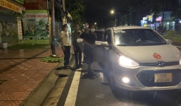 Cặp vợ chồng đội mưa đi bộ từ Hà Nội về Hòa Bình chịu tang mẹ, gặp chốt kiểm soát và hành động ấm lòng