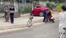 Người đàn ông sung sướng, nhảy cẫng lên trong hạnh phúc vì nhận được bao gạo từ thiện