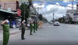 Đau lòng khoảnh khắc đồng đội giơ tay chào, tiễn biệt Đại úy công an qua đời vì Covid-19