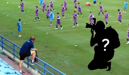 HLV Park Hang-seo nổi trận lôi đình, đuổi cổ một cựu cầu thủ quay lén buổi tập của ĐT Việt Nam