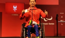 VĐV cử tạ Việt Nam thi đấu xuất thần, đem về tấm Huy chương bạc tại Paralympic