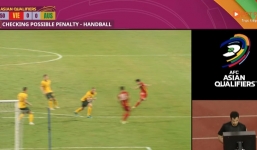ĐT Việt Nam bị từ chối quả phạt đền: Vì sao trọng tài tham khảo VAR và lắc đầu nói không?