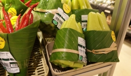 Hàng loạt siêu thị châu Á dùng lá chuối thay túi nilon