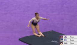 Video: Nữ VĐV thể dục gãy gập hai chân khi tiếp đất