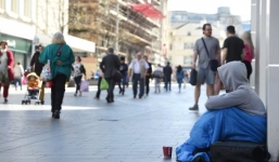 Ăn khoai tây chiên bố thí, người vô gia cư bị trúng độc thạch tín