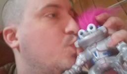 Chàng trai muốn cưới robot sau 2 năm yêu nhau