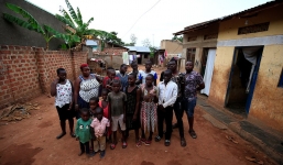 Mắc bệnh lạ, bà mẹ 39 tuổi sinh 44 đứa con