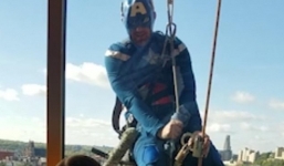 Captain America lau cửa sổ, cổ vũ bé 7 tuổi chờ ghép tim