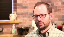 Người đàn ông đột quỵ vì xoay vặn cổ