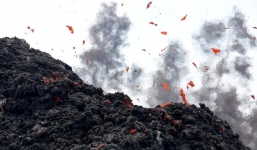 Rơi vào miệng núi lửa đang hoạt động, người đàn ông sống sót kỳ diệu