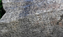 Pháp thưởng 2.000 Euro cho người giải được câu đố trên tảng đá