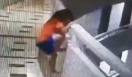 Bé 5 tuổi mộng du rơi từ tầng 11 xuống vẫn sống sót kỳ diệu