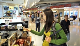 Con gái mải mua sắm, mẹ giữ cửa máy bay bắt 160 người khác chờ đợi