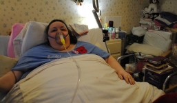 Người phụ nữ nặng 254kg bật khóc khi lần đầu rời giường sau 4 năm