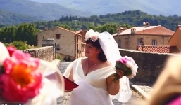 Người phụ nữ kết hôn với một cây cầu vì 'đẹp trai, phong độ và mạnh mẽ'