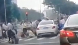 Khoảnh khắc ô tô vượt đèn đỏ tông vào dòng người đi bộ sang đường