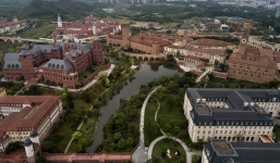 'Đột nhập đại bản doanh' của gã khổng lồ công nghệ Huawei