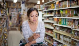 Đừng sử dụng điện thoại khi đi mua sắm nếu không muốn ‘bị móc túi’