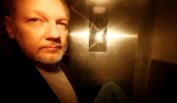 Ông chủ WikiLeaks bị truy tố thêm 17 tội hình sự