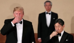 Trump nhăn nhó vì đồ uống trong quốc yến Nhật Bản