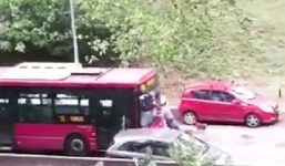 Tài xế xe buýt tăng tốc, lao thẳng vào người đi bộ  chặn đầu