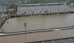 Sân vận động biến thành bể bơi sau một đêm mưa lớn