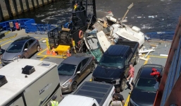 Ô tô lao từ bến lên phà như phim hành động