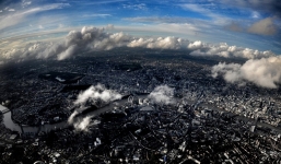 Hành khách đi lậu vé rơi từ máy bay xuống đất tử vong