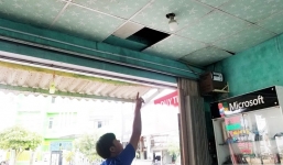 'Siêu trộm' dỡ mái nhà, lấy 80 điện thoại trong 17 phút