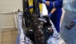 Chật vật giải cứu người đàn ông sảy chân ngã xuống vũng nhựa đường