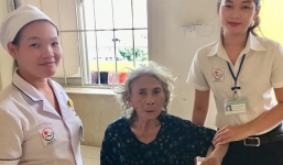 Cụ bà ở Khánh Hòa suýt mất ngón tay vì đeo nhẫn bù loong